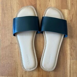 Old Navy Sandals / Slippers  in Black, Size 7. Brand New